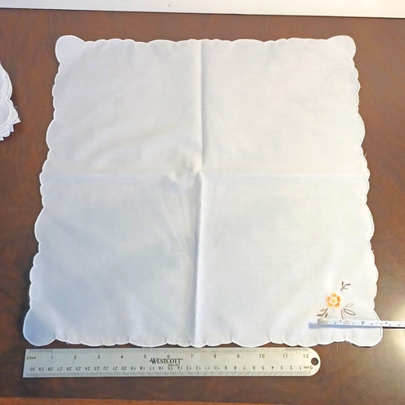 Set of 5 napkins- hand embroidered flowers 5477 - Picture 4 of 5